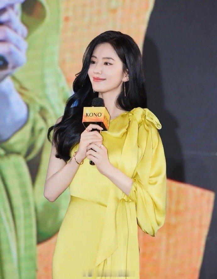 刘诗诗读到小学四年级就去读艺校了，读中专五年毕业，然后考上北京舞蹈学院，优秀