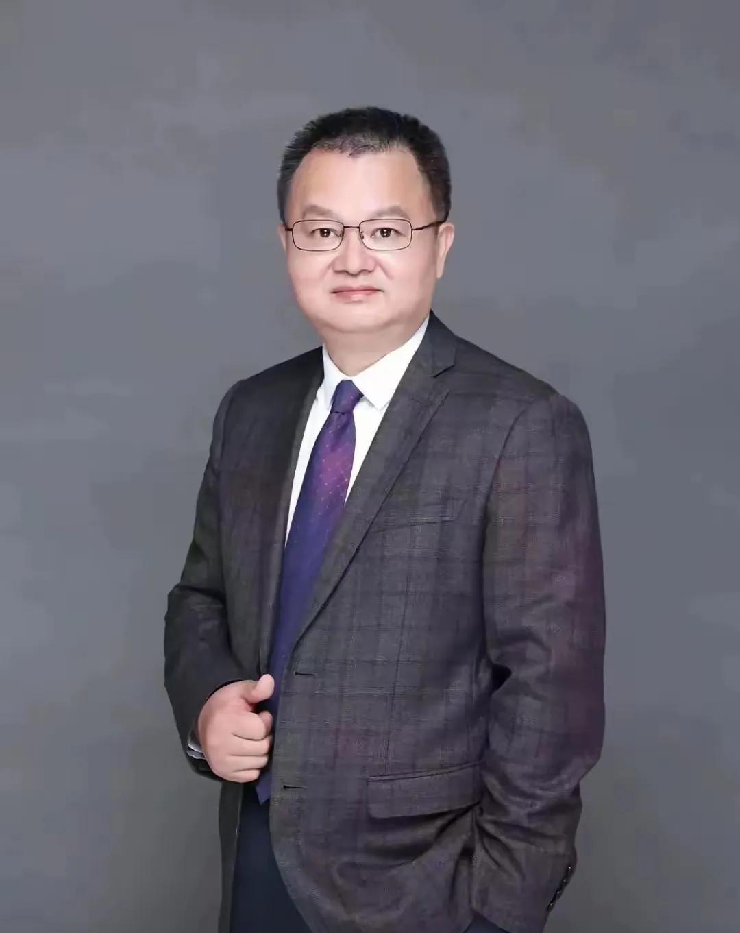 这位就是武汉大学校长，我看他的五官，总感觉怪怪的。我觉得他肯定有大问题！之前杨某