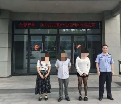 四川，一家足浴养生馆，白天正经按摩，可一到晚上就暗藏春色，有男子慕名点选女技师后