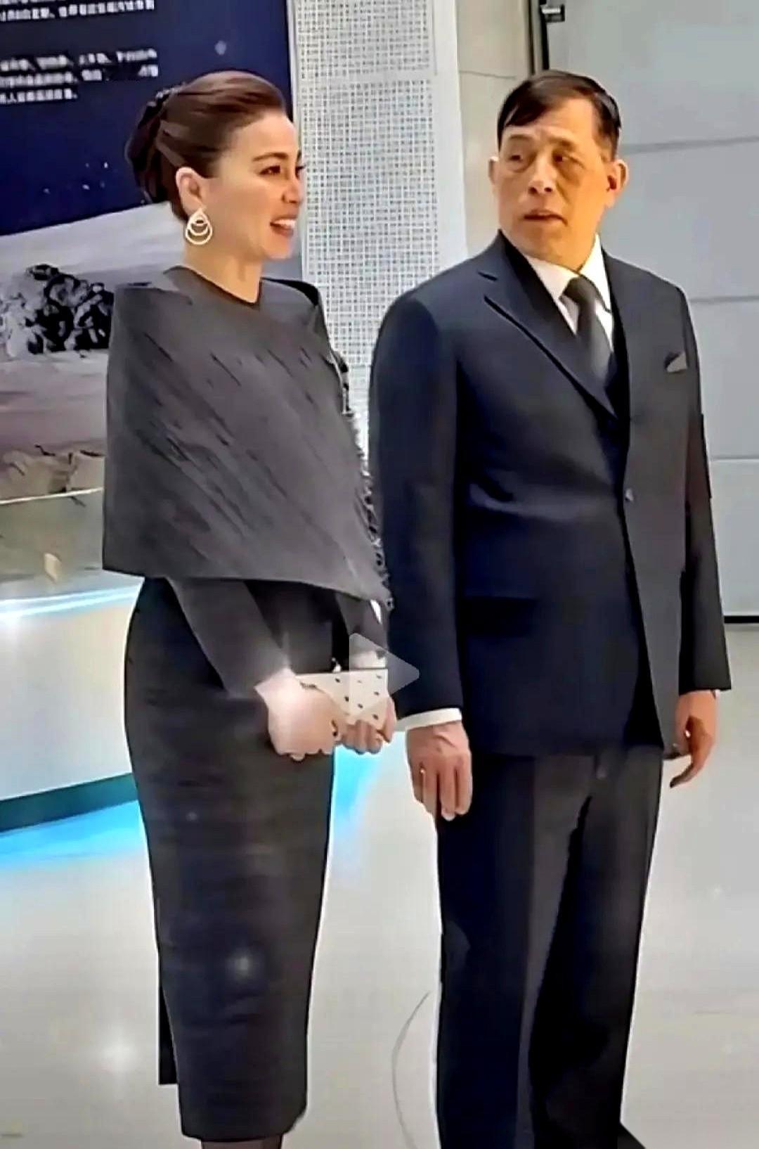 看懂了苏提达的笑，你就看懂了什么叫“情绪价值”的顶级天花板。真的，你看她旁边那