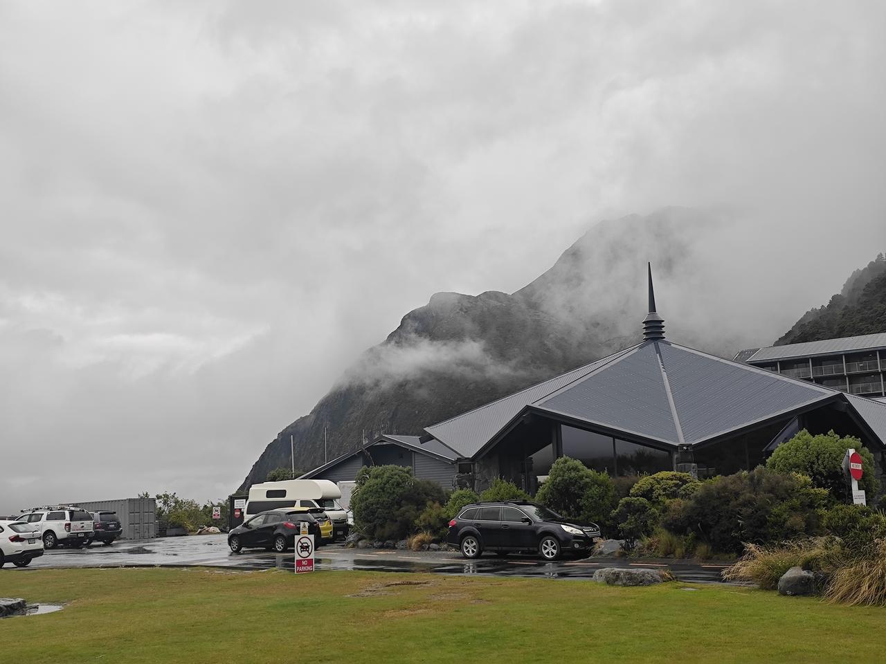 库克山下库克山位于南岛南阿尔卑斯山脉，是库克山国家公园的核心，毛利人起名为A