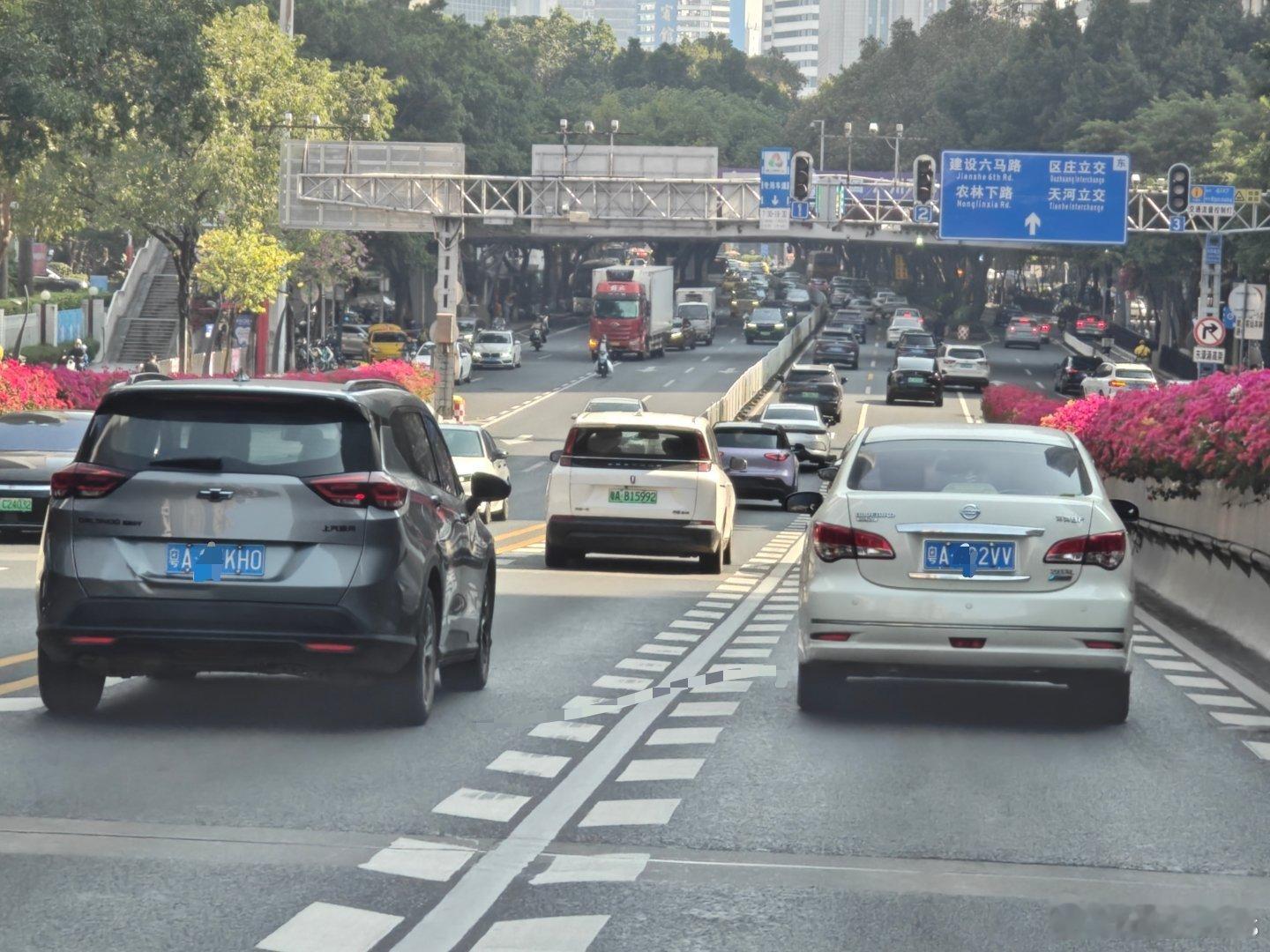 忘记了今天要限行，开车到环市路才想起，坐等短信通知提醒！但话时话，怎么路上这么多