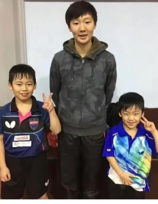 图一是12岁的松岛辉空带着弟弟松岛翔空与曼昱拍下的合影，当时的松岛辉空很可爱，与