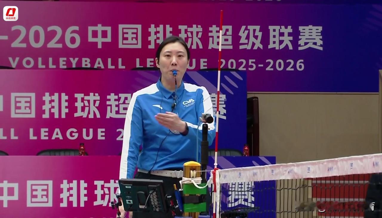 执哨女排“京津大战”的主裁是沈阳体育学院的姜欢环，45岁的她出生于体坛世家。她母