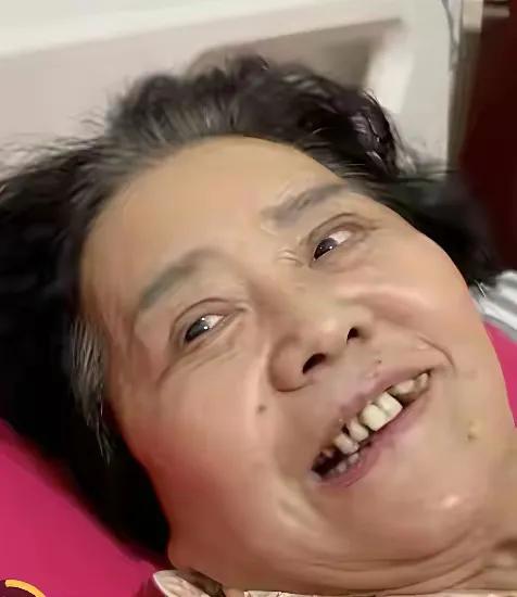 天赐妈妈很爱美，她早就割了双眼皮，其实不如整一下牙齿。小天赐的妈妈在前两年割