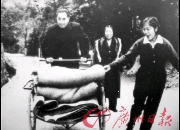 你敢信吗？一张60多年前的老照片，至今还在让无数网友破防。1959年1月，