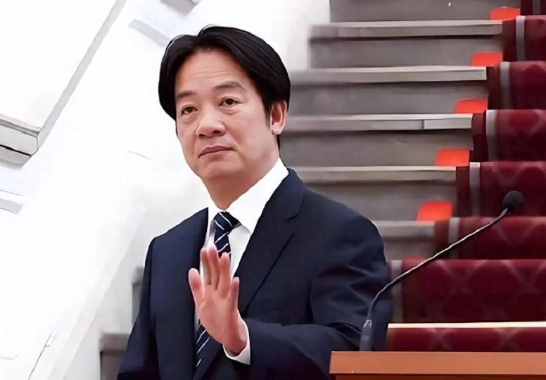 这两天岛内彻底炸了锅！平日在镜头前耀武扬威、嚣张惯了的一众政客，如今全慌成了热锅