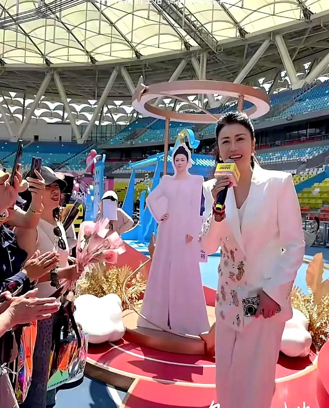 800万粉专业歌手的“个人演唱会”，居然全是假的？她是中国歌剧舞剧院青年独唱