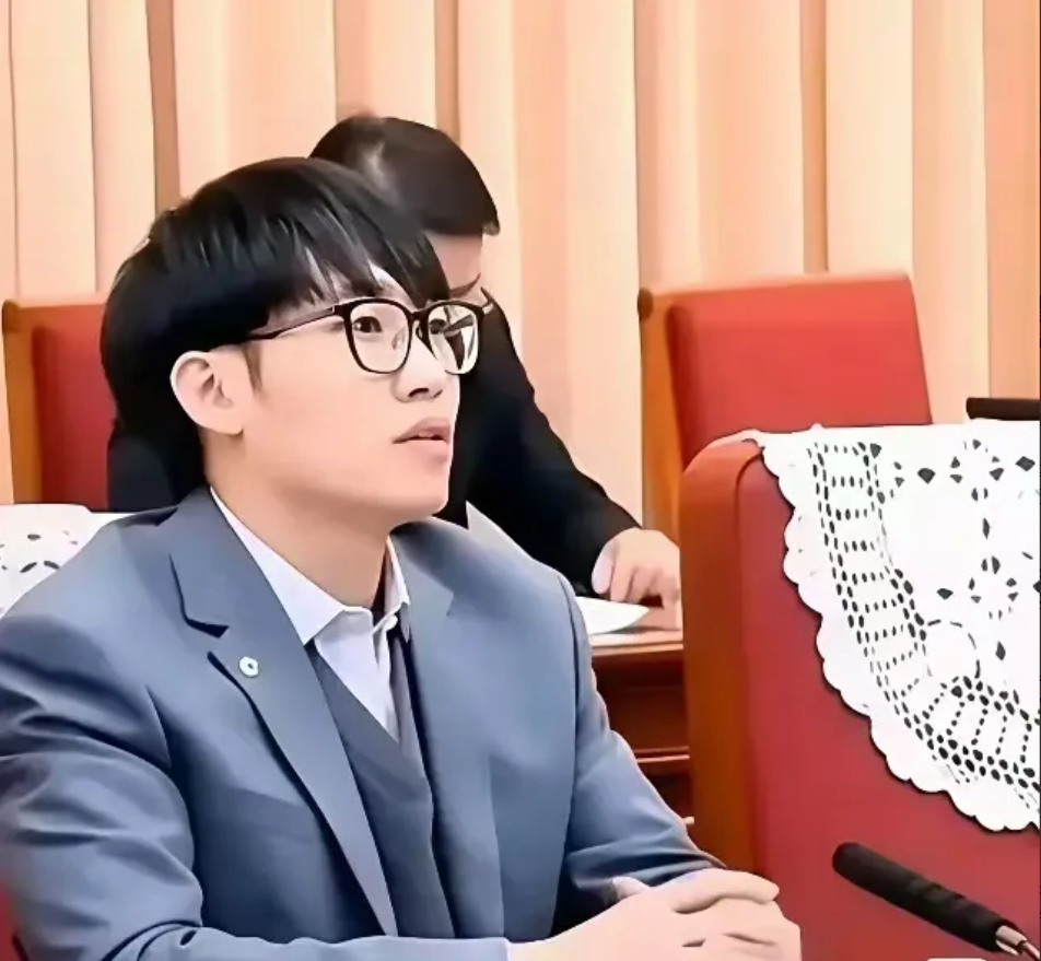 我有种预感DeepSeek创始人梁文锋现在最后悔的不是下载量暴跌七成也不是