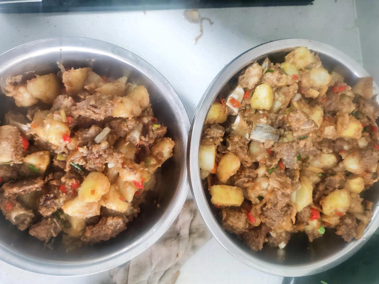 今日公司食堂菜谱：土豆焖排骨凉拌莴笋丝萝卜骨头汤。生活是碗夹生饭，大