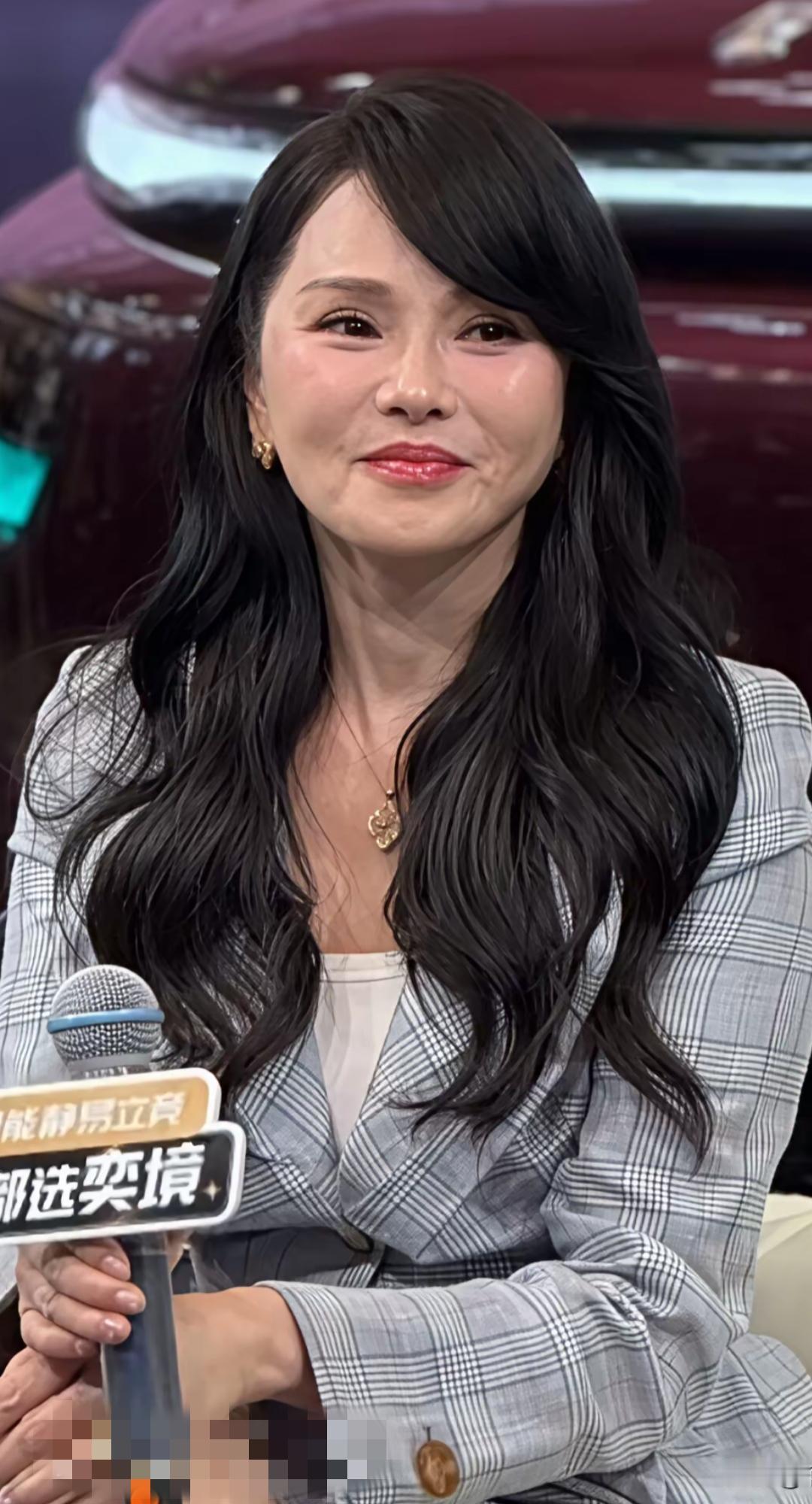 58岁伊能静现身北京车展，实话实说，单从远处看，伊能静的身材保持的还是不错的，非