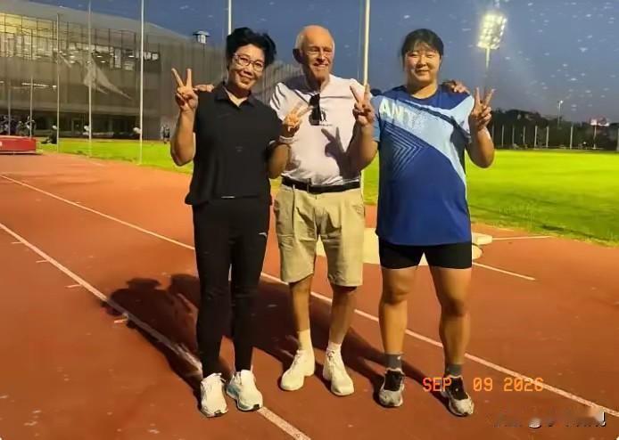 “标枪教父”赠枪严子怡，让她征战布达佩斯终极赛，平添一份信心与动力！你说这事