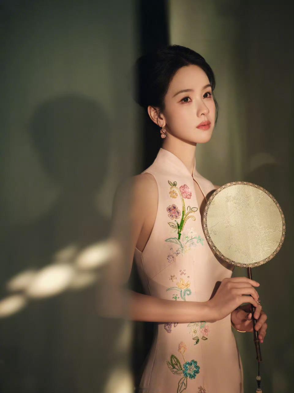 陈都灵中国网络视听盛典造型出图，嘟嘟和旗袍好配吧