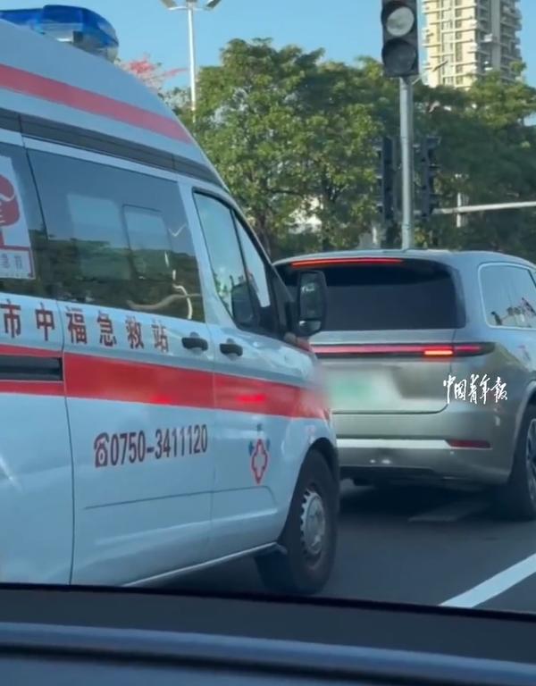 “建议严惩！”广东珠海，一辆救护车在出紧急任务，可经过一个路口时，却被一辆私家车