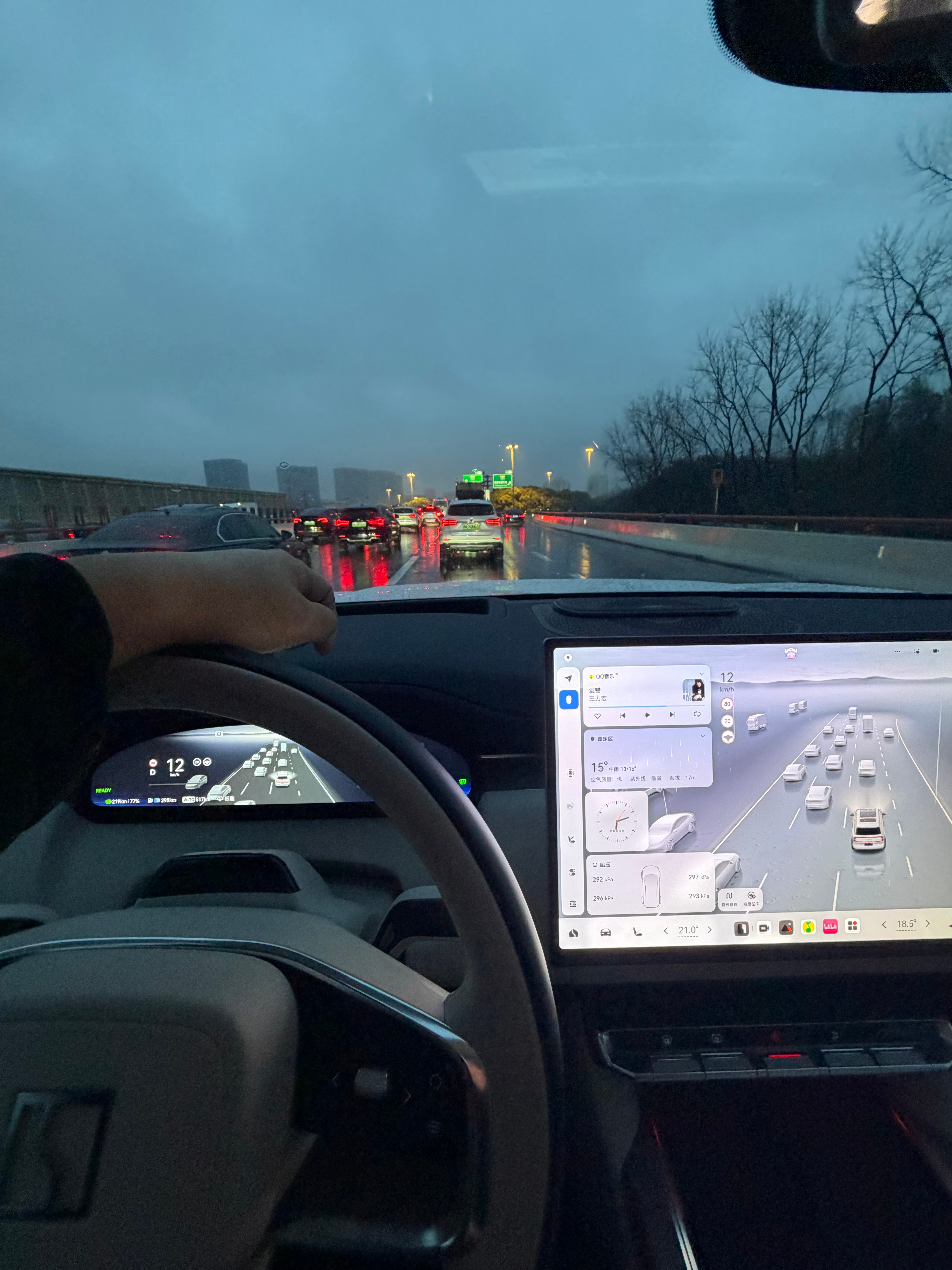 挺有意思的我感觉极氪9X开起来还比不上8X