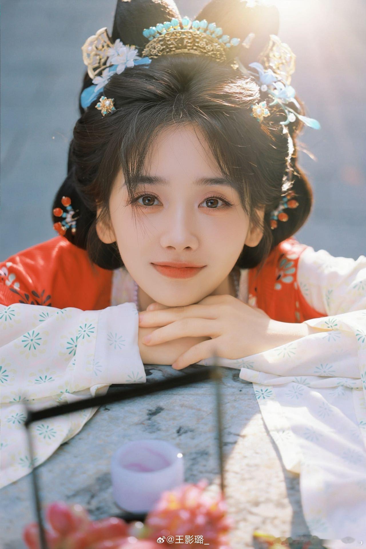 王影璐不要这么直勾勾看我妈呀这个王影璐都萌成啥了完全是古代大户
