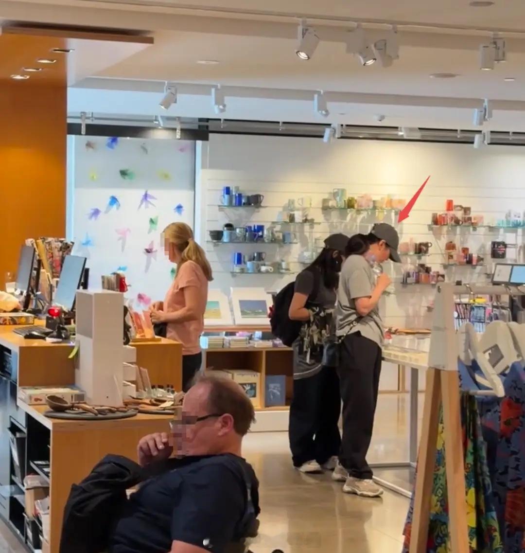 新西兰偶遇陈建斌和蒋勤勤在疯狂购物，50岁的蒋勤勤素颜人显得好老并不年轻，特别是