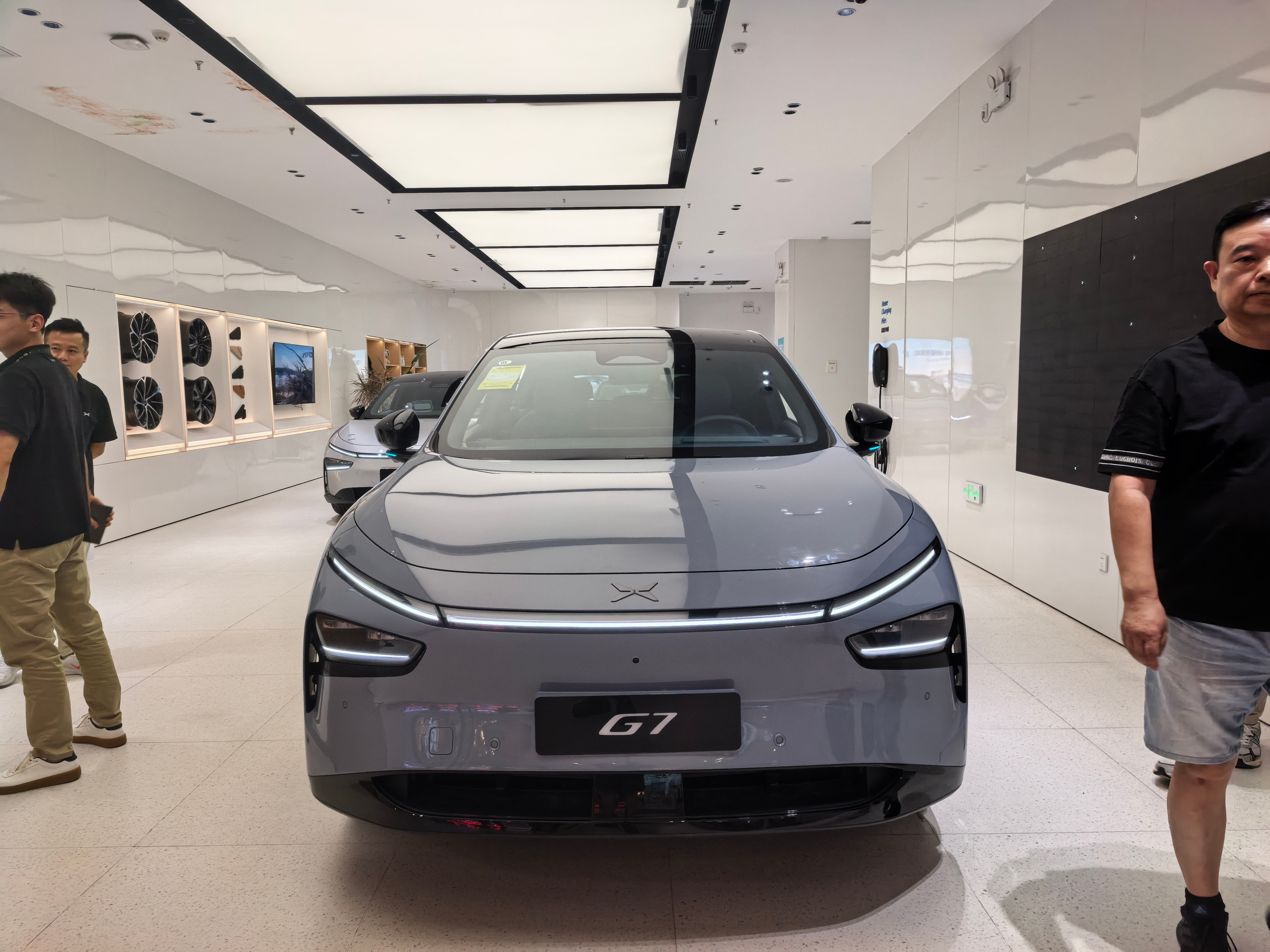 年轻人挤爆门店看小鹏G7今天抽空去小鹏体验店感受了一把小鹏G7，11号首秀之后，