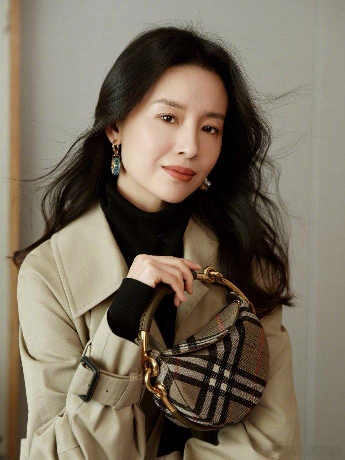 年轻时候的董洁无美颜无滤镜年代的神颜，干净纯粹、气质脱俗，一眼心动万年