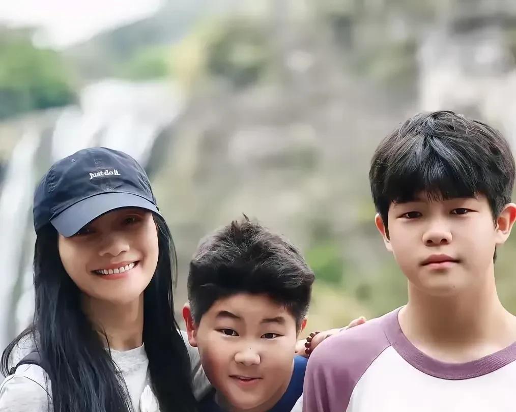 胡可上大学时候也是校花级别美女，那时候相机了没有美颜功能，都是真实模样，如今看来