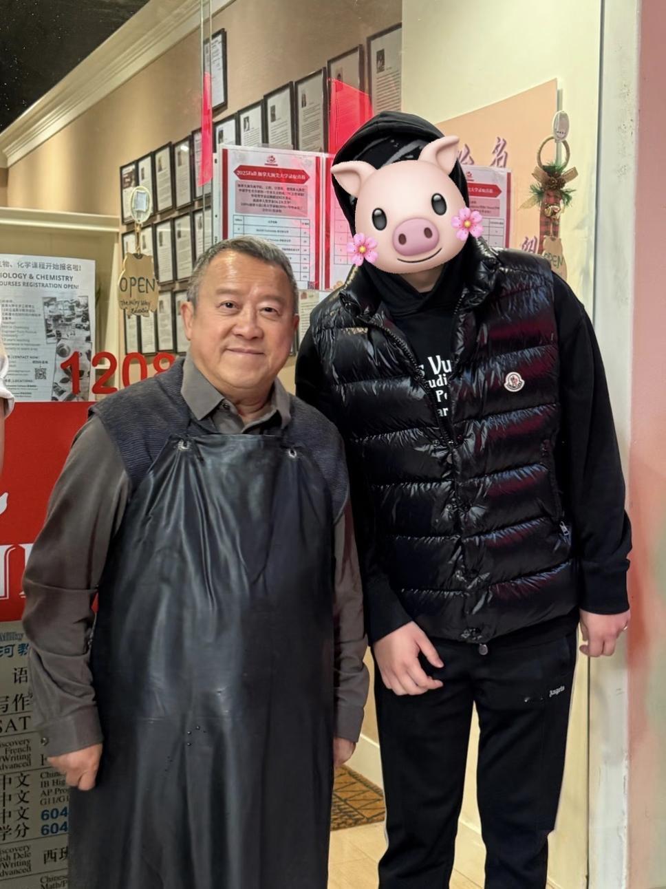 72岁曾志伟现身温哥华一家菜市场，他穿着杀鱼服，穿衣打扮朴素，白发苍苍，看起来完