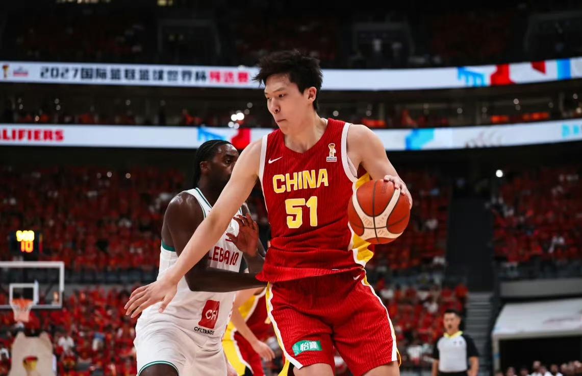 我了个去，这还是中国男篮？！杨瀚森今天太炸裂了。就说最后一个绝杀球，杨瀚森刚开