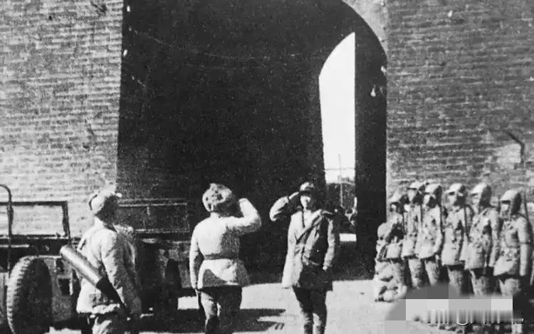 险象环生！1949年老蒋三杀傅作义，特务进场前一秒，保密局此人反水救命19