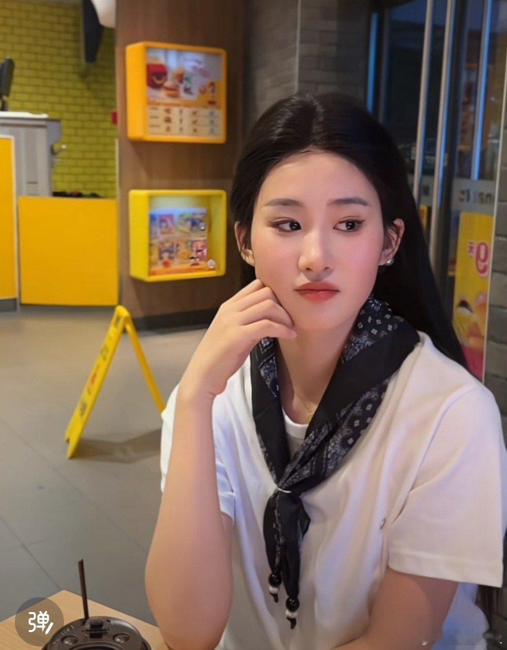 长相酷似明星在网络上真的很吃香，刘亦菲和杨颖的粉丝看了都要惊呆了，这真的太像了