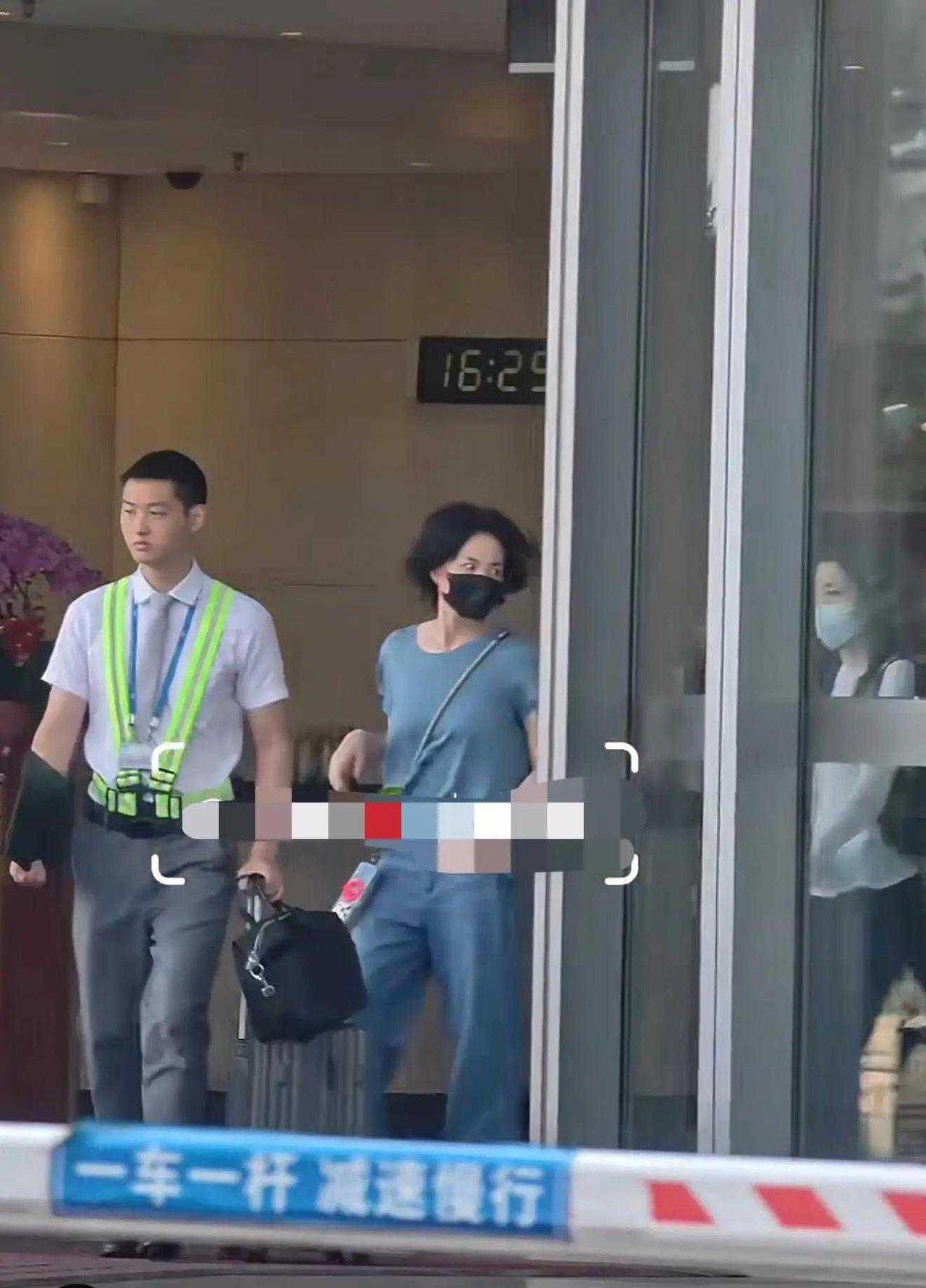 王菲贴心为爱女拎包，李嫣穿搭时髦气场十足机场偶遇王菲母女，天后贴心为李嫣拎包尽