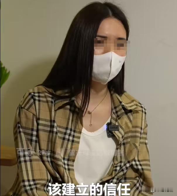 年轻的单亲妈妈，被开豪车、住豪宅的大老板追求，确定关系后，二人情感升温且逐渐亲密