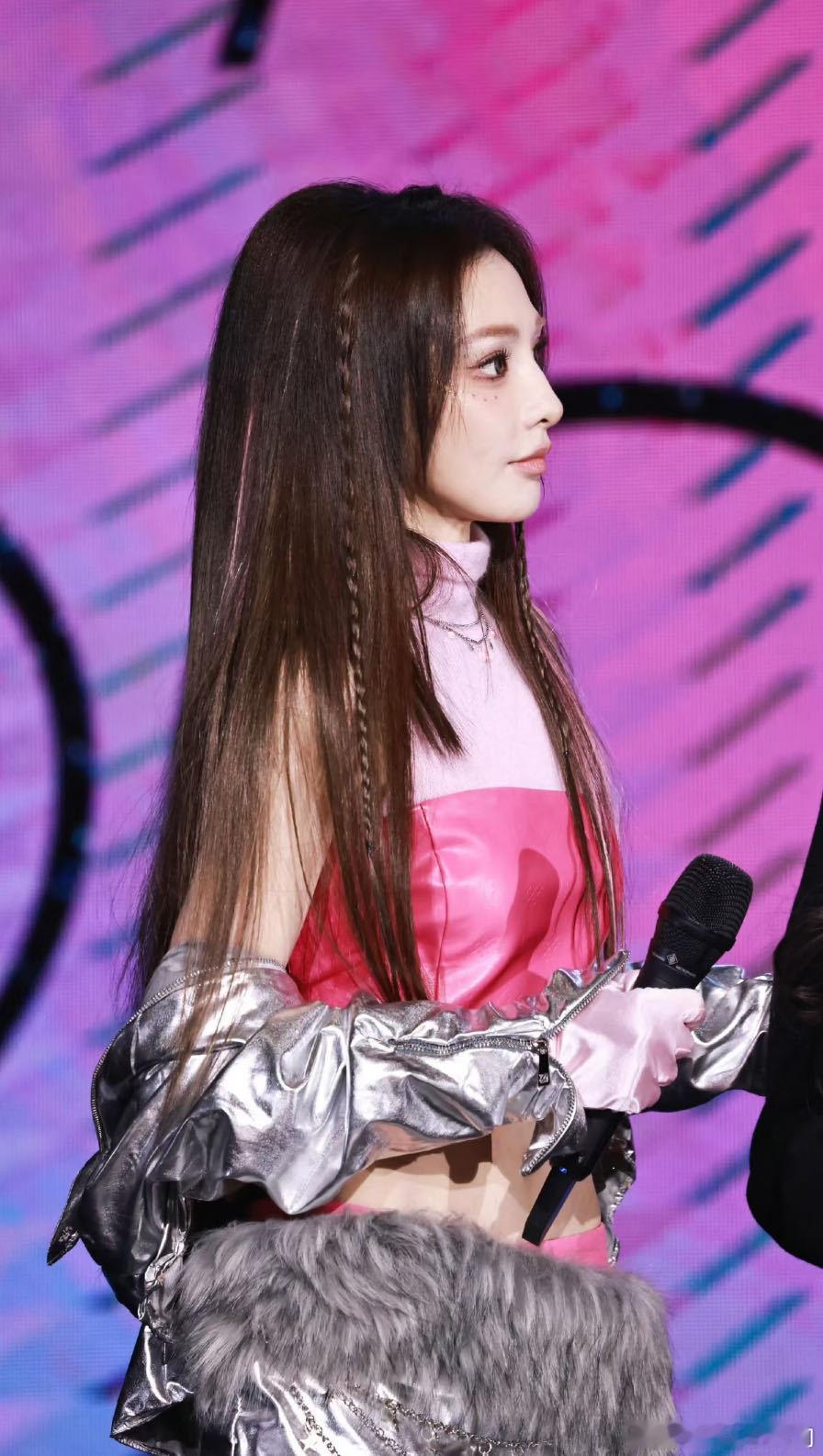 彭小苒抹胸长靴从冬天辣回夏天彭小苒新图美得让人失语！黑色闪钻抹胸搭配高腰短裤+