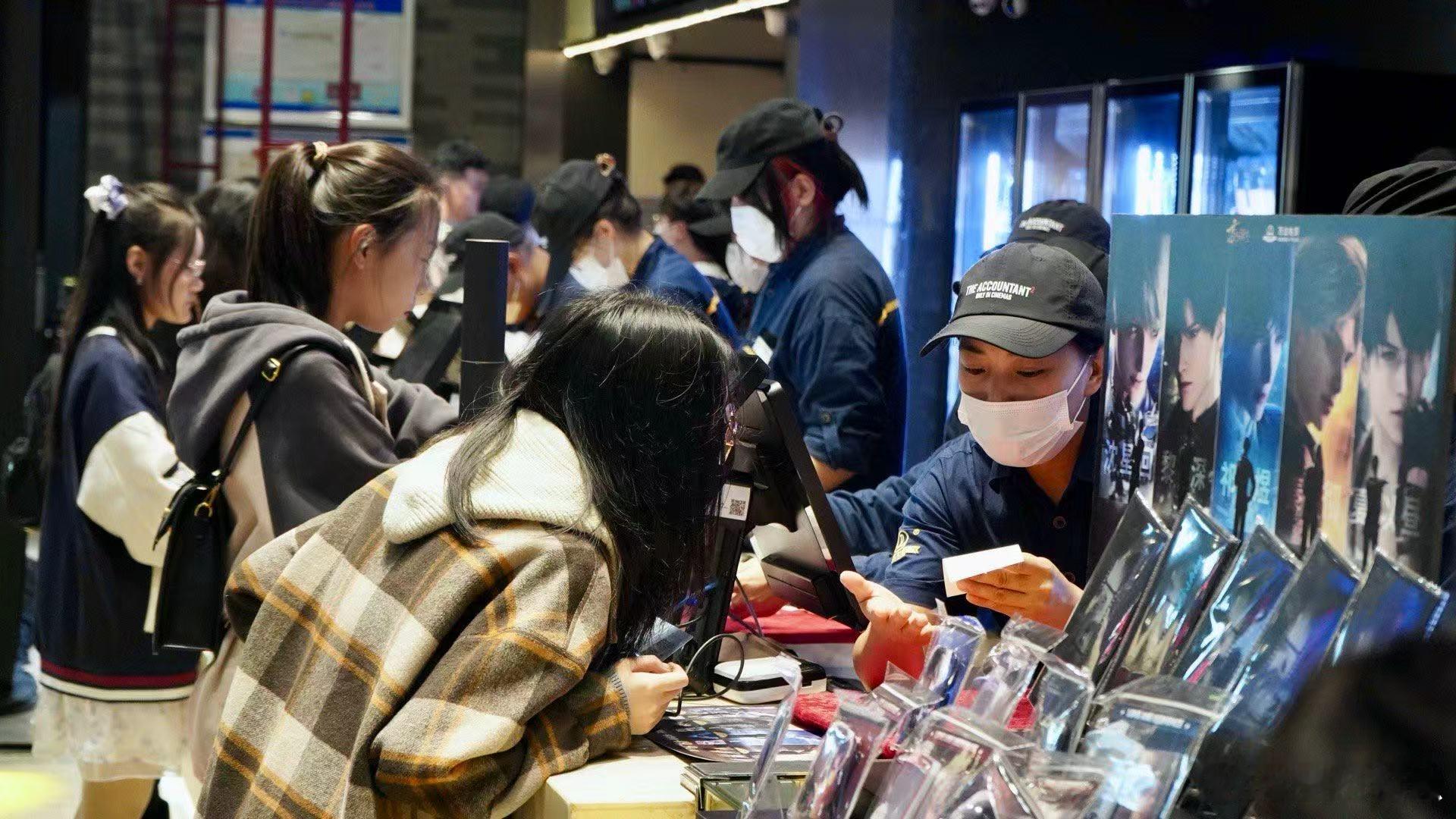央视网文娱评影院变片场影院线下场景自带优势，电影公司懂造故事！抓年轻人喜好搞创