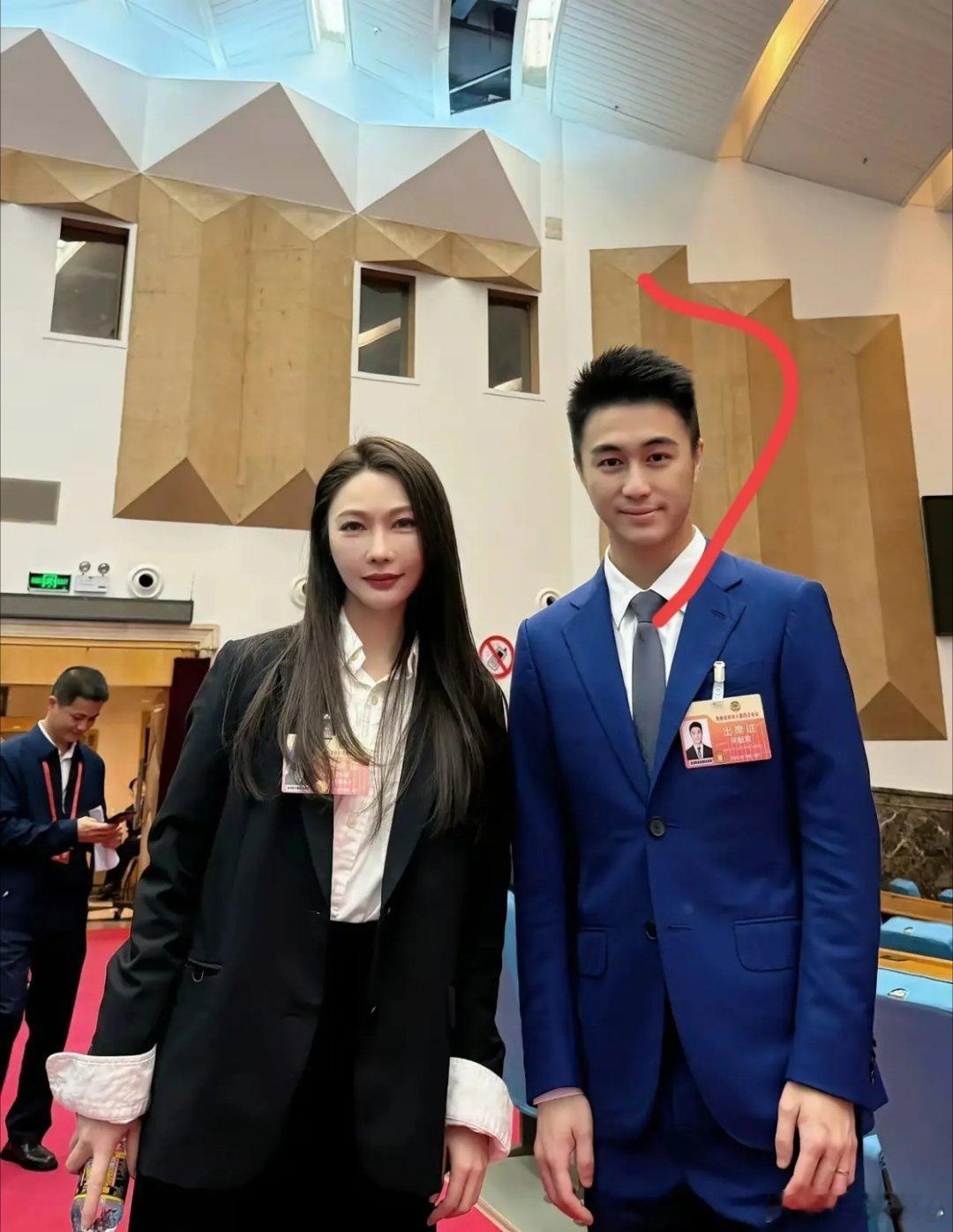 顶级有钱人身旁果然从不缺美女。