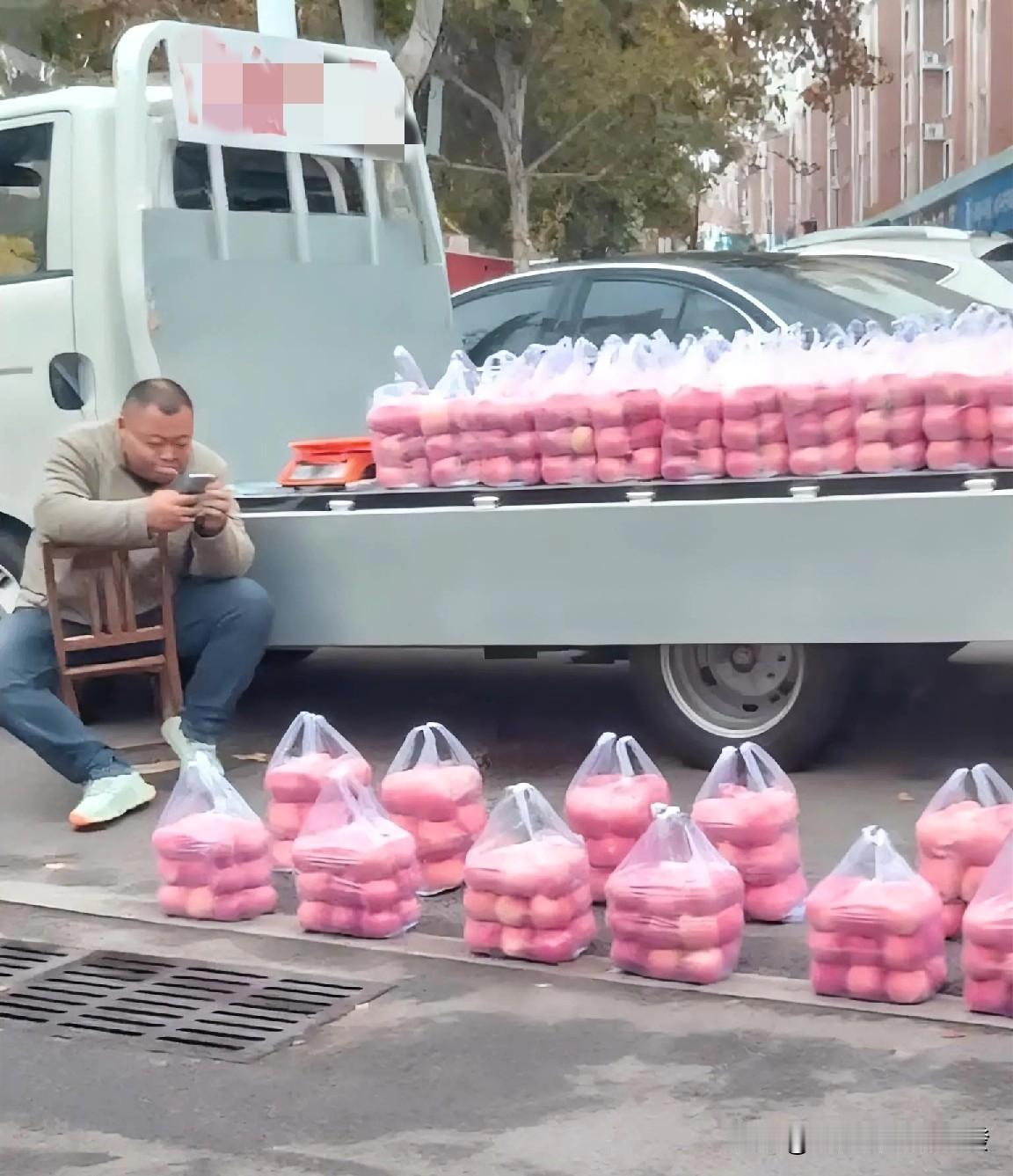 男子每天上班都会经过一个早市，有一位大哥偶尔会在那摆摊卖苹果，男子每次见到他都会