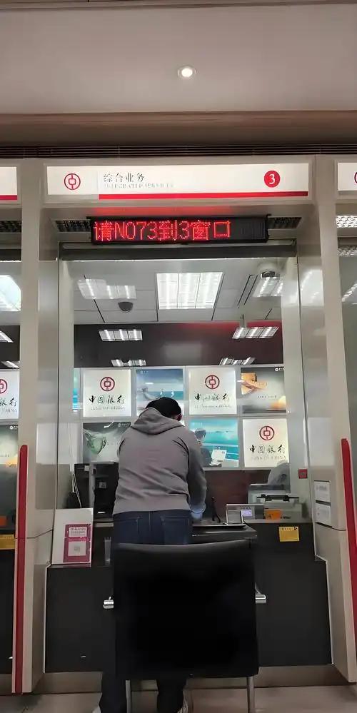 “闹大了！”河南，男子手持1999年分四笔存入的93万存折，到当地银行取款却被拒