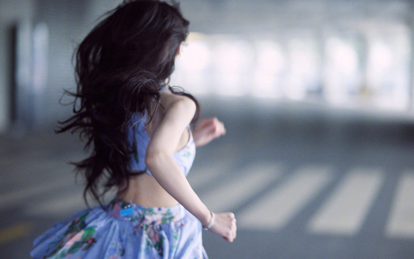 田曦薇被代拍吓到了田曦薇这走姿我能看一百遍！魔童附体甩袖子，但代拍吓到人真的过分