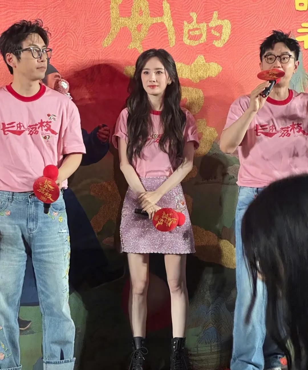 哇。看到跟我同岁的杨幂可以穿短裙，那我也可以没负担的穿了。以免被人说装嫩[害羞]