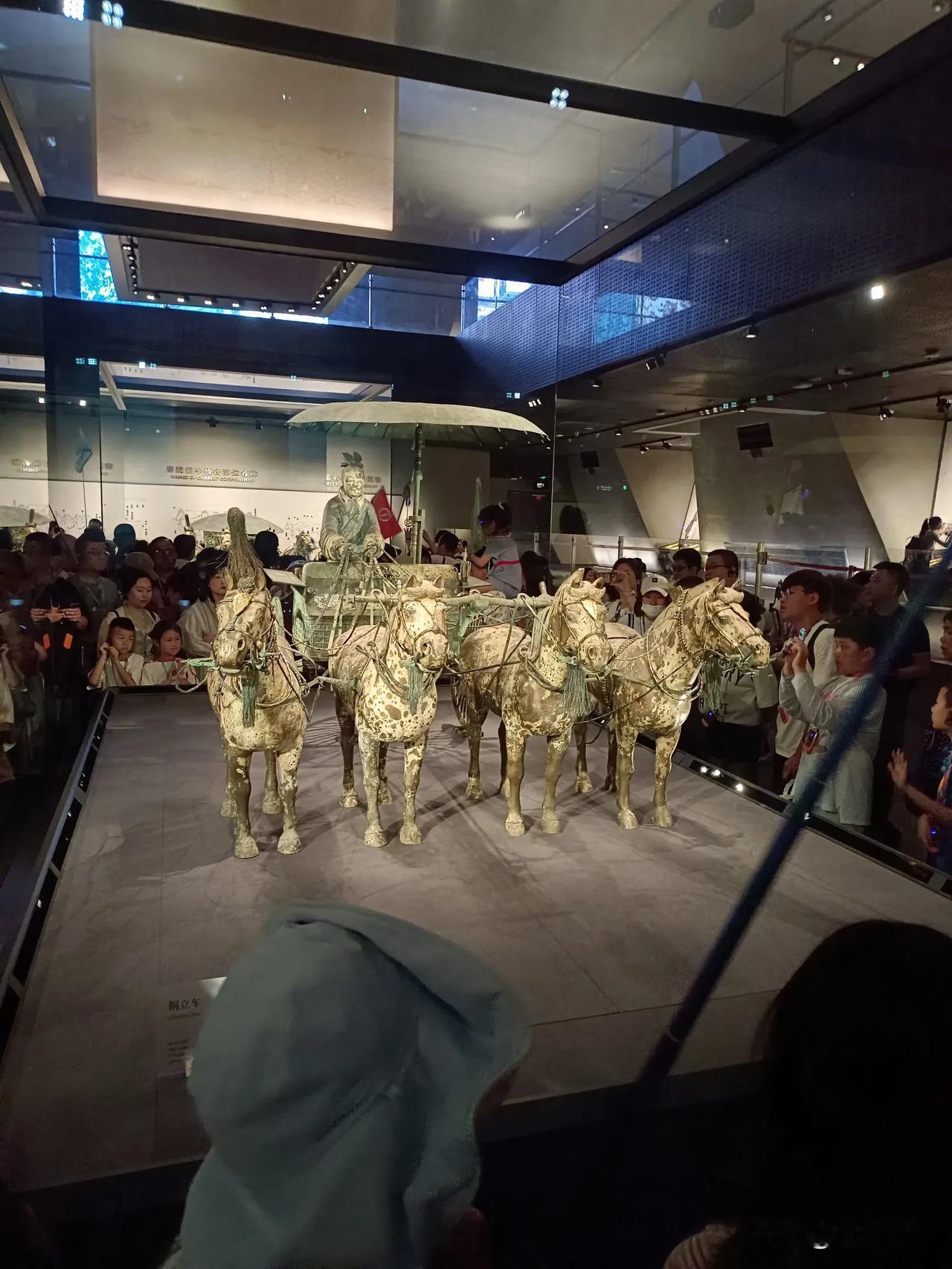今年五一去西安旅游，看兵马俑，大雁塔，长城，大剧院，到处都是人山人海。让我印象最