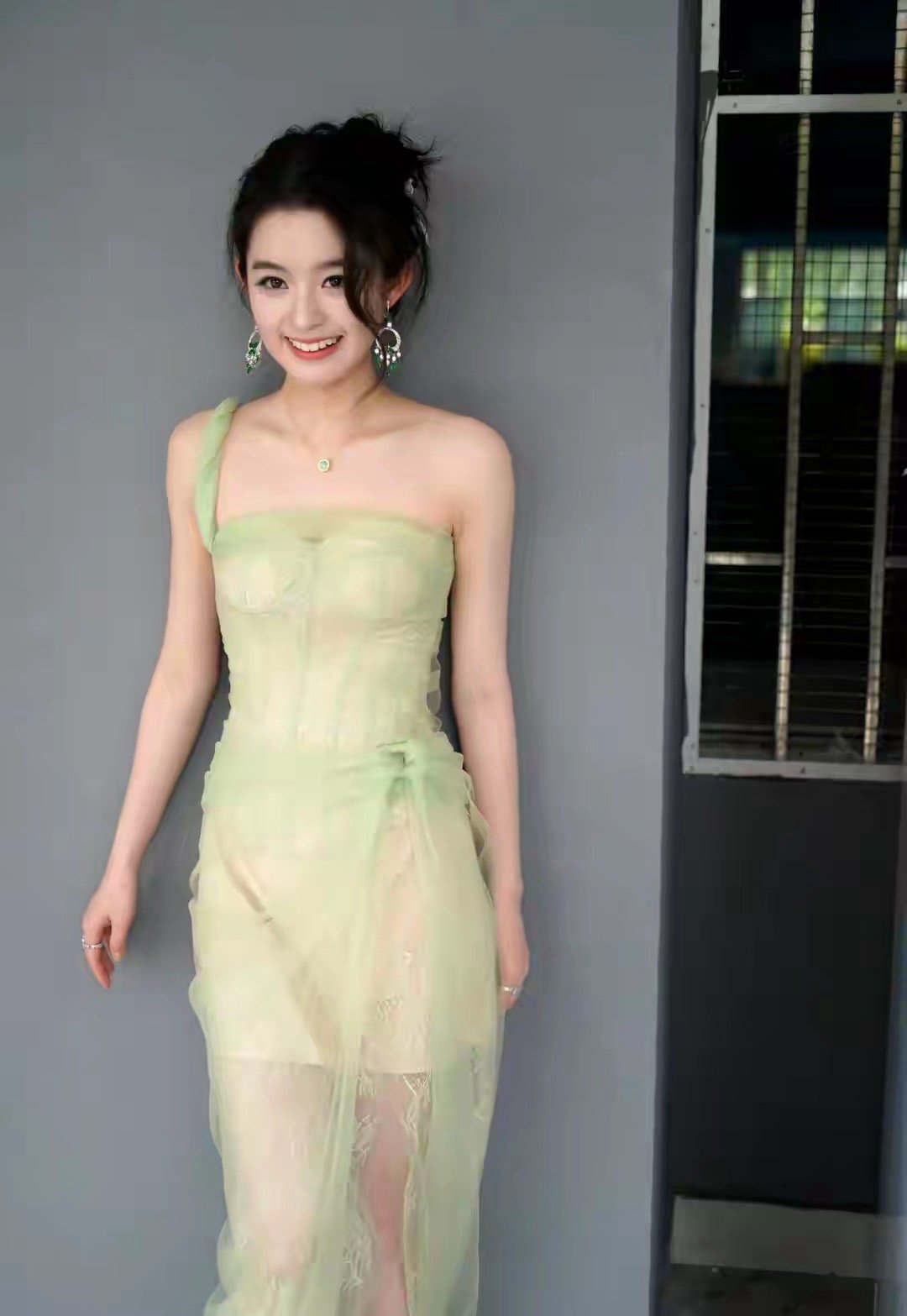 黄杨钿甜爸爸发文黄杨钿甜爸爸回应女儿戴价值百万耳环一事！称耳环非正品！16日，黄