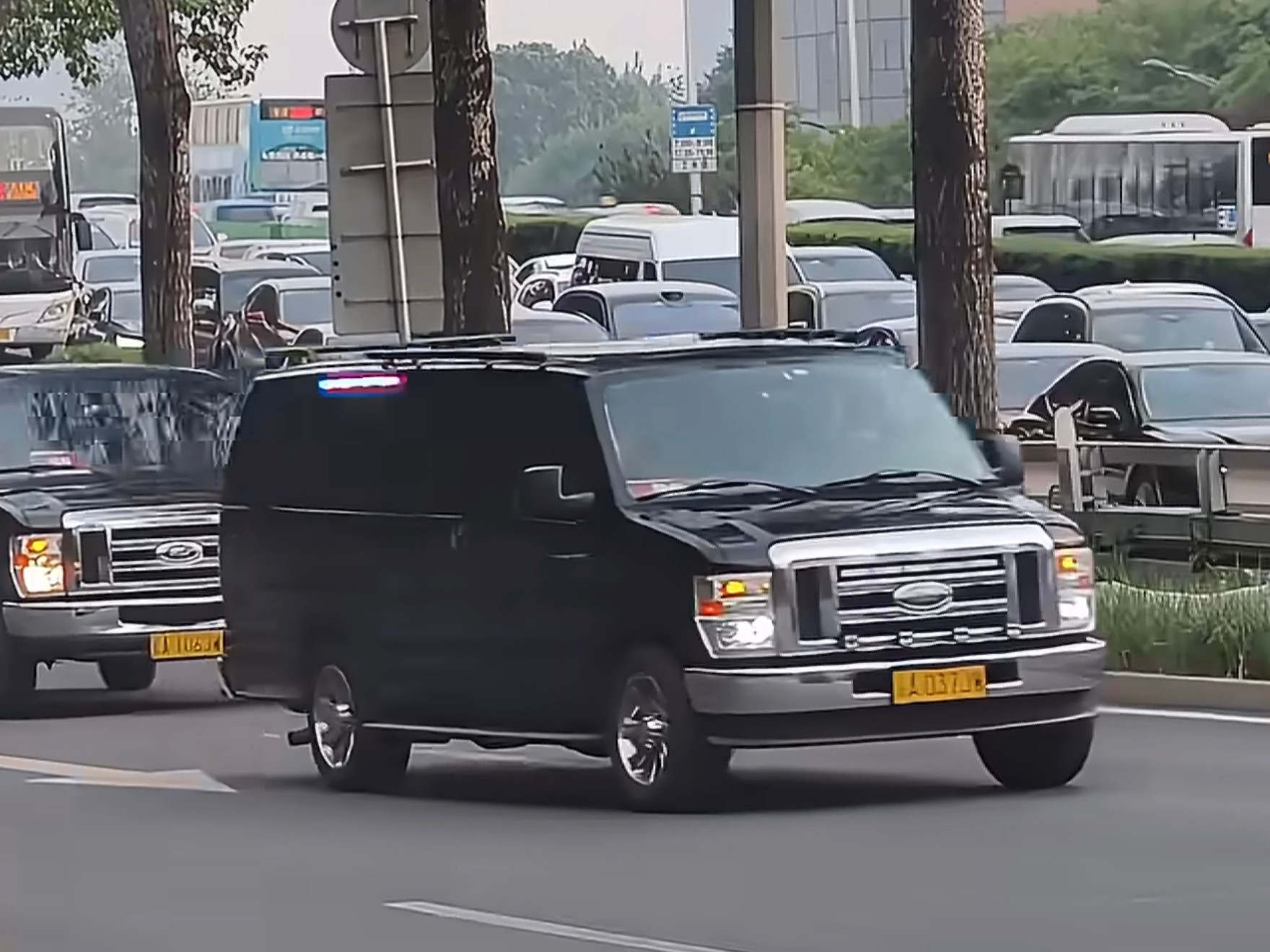 除了备受关注的自带的野兽和大家都熟悉的萨博班，川普车队还有一些来自特勤局的稀有车