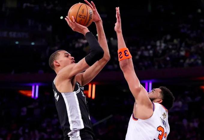一旦尼克斯被马刺连扳两场，最开心的人，很可能是以下三位：第一位，NBA主席肖华