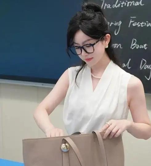 告诉你有关老师的一个秘密。老师在学校里，都是这样说：教师应当尊重学生的人格，