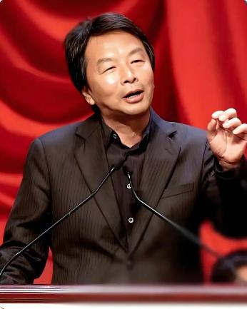 刘震云说："人到晚年，最顶级的活法，不是挥霍退休金，不是养花养鸟，也不是老伴陪伴