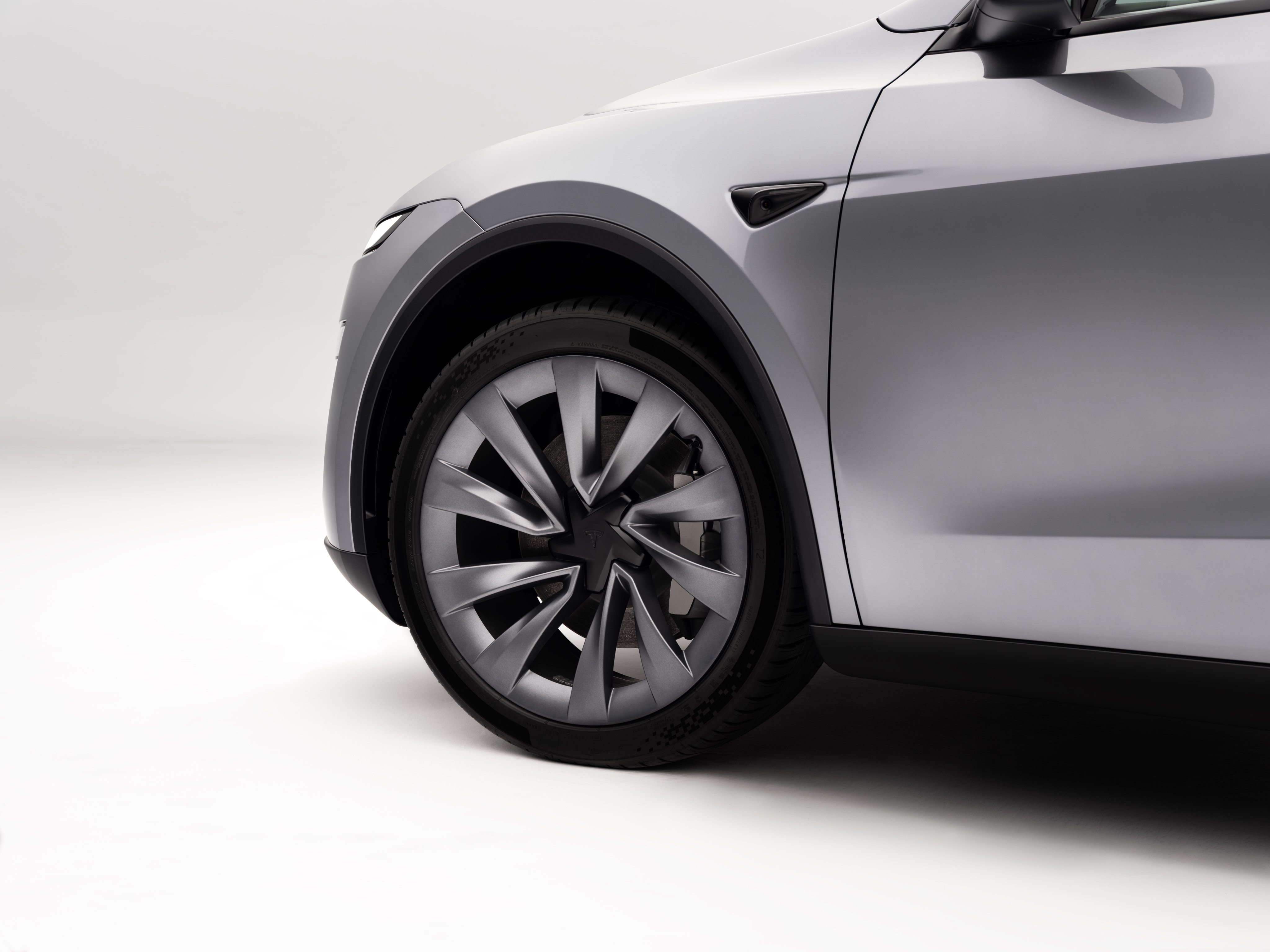 特斯拉ModelY小改款，之前的浅色内饰改为YL同款浅灰色，银色轮毂改为深灰色