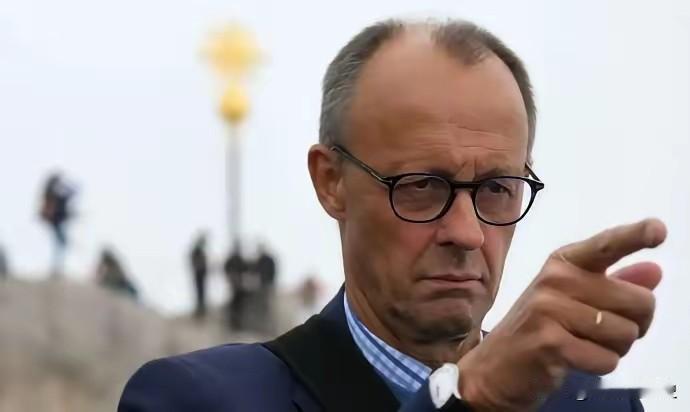 2月14日德国总理默茨在慕尼黑安全会议上，对着全球镜头，公开点名中国，称中方“系