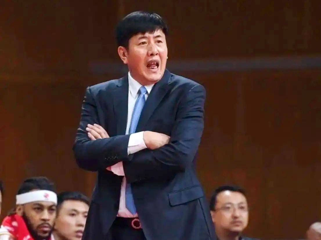 丁伟辞去总教练工作，或许是想换个身份和大家见面升任浙江稠州男篮总教练的丁伟辞