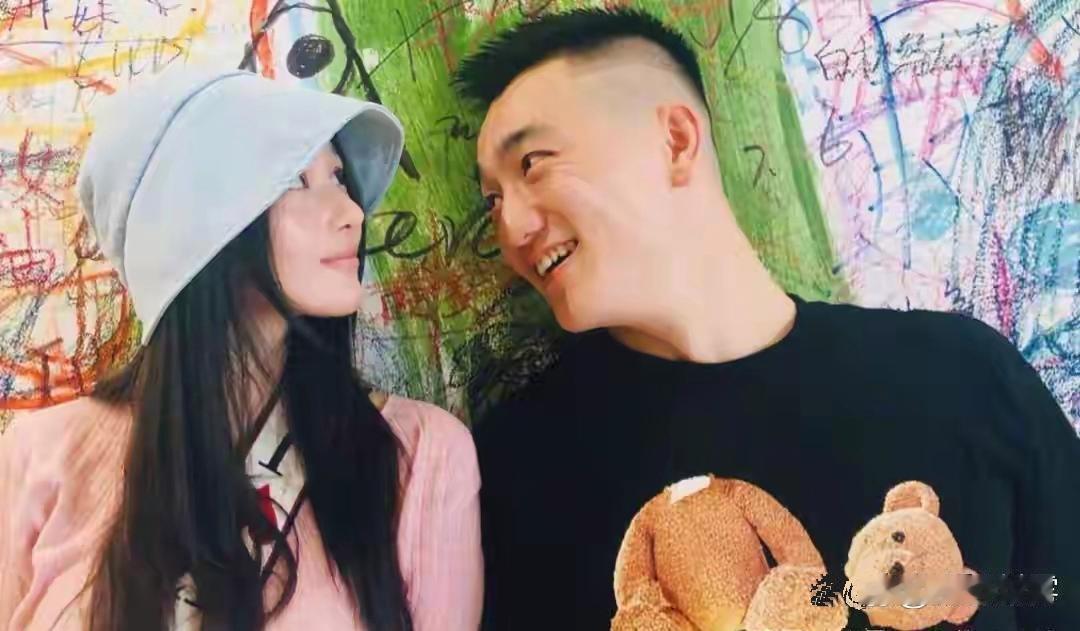 张馨予大方晒恩爱照，穿短裙被老公臂弯抱，何捷防走光的举动火了​