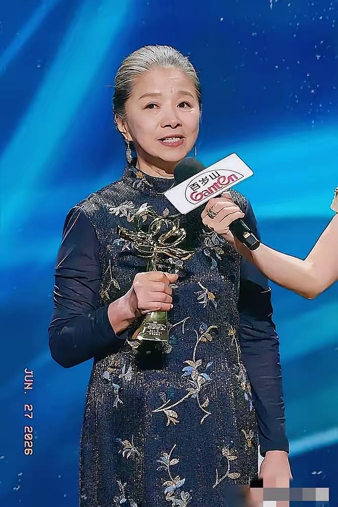 迟蓬icon拿下白玉兰最佳女配，领奖时只说了三句话。没有感谢导演，没有提及片酬。