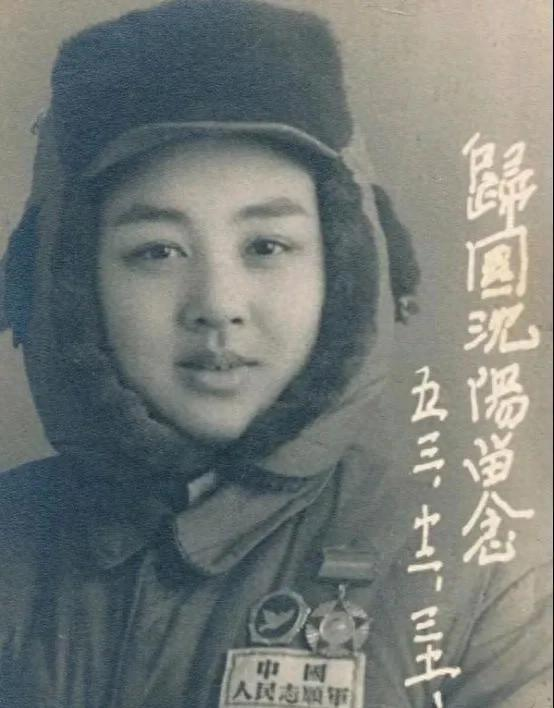 1953年，一名女志愿军战士回国，她在沈阳换乘的间隙，走进了一家照相馆，在这张照