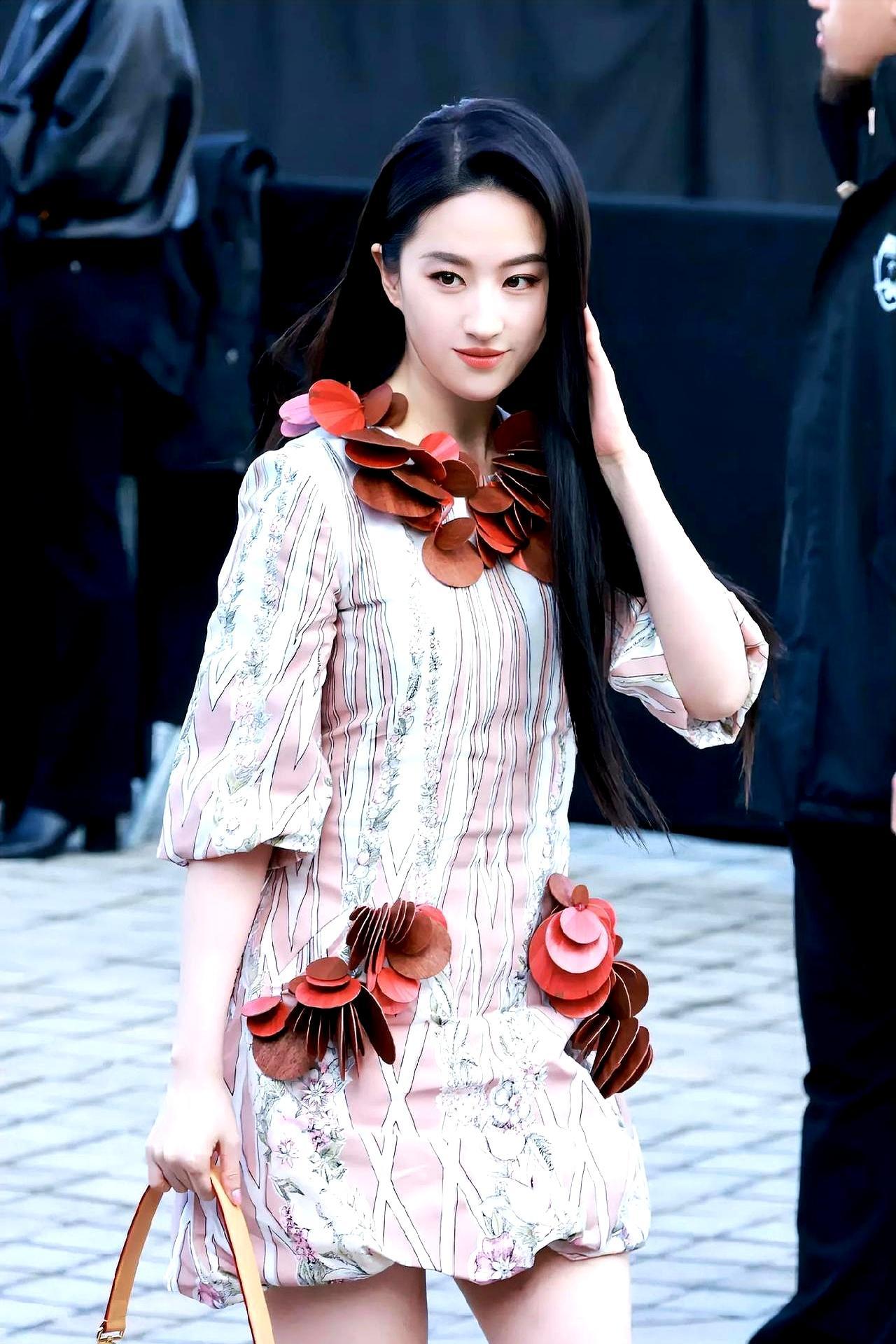 你为了显脸小前后换过七八次发型，人家靠一款黑长直直接杀到巴黎卢浮宫了。3月